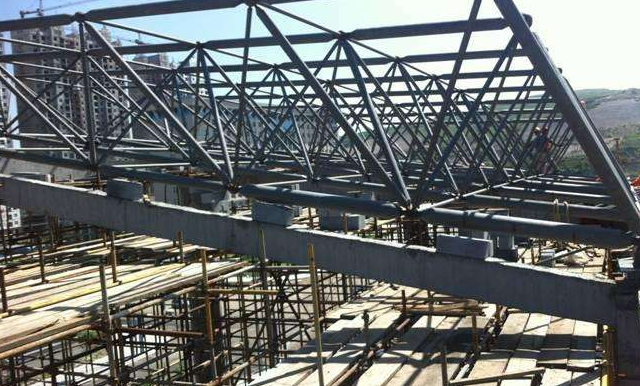 米泉简述网架公司的黑色压型钢板的吊装步履